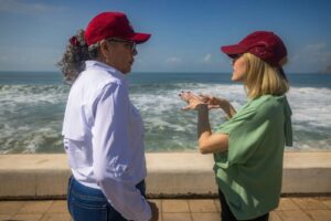 Autoridades en el tramo más afectado del Malecón de Mazatlán