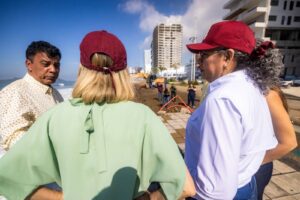 Autoridades en el tramo más afectado del Malecón de Mazatlán
