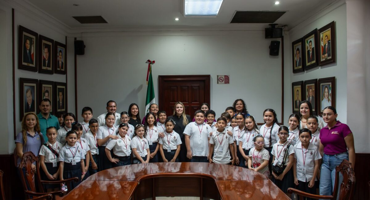 Alcaldesa acompaña a estudiantes de primaria durante visita al Ayuntamiento de Culiacán