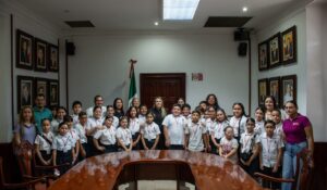 Alcaldesa acompaña a estudiantes de primaria durante visita al Ayuntamiento de Culiacán