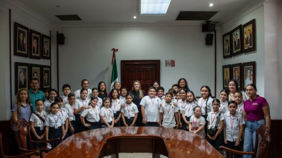 Alcaldesa acompaña a estudiantes de primaria durante visita al Ayuntamiento de Culiacán