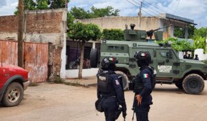 Atacan a balazos a motociclista y las autoridades detienen a tres presuntos agresores en Los Mezcales de Culiacán, Sinaloa