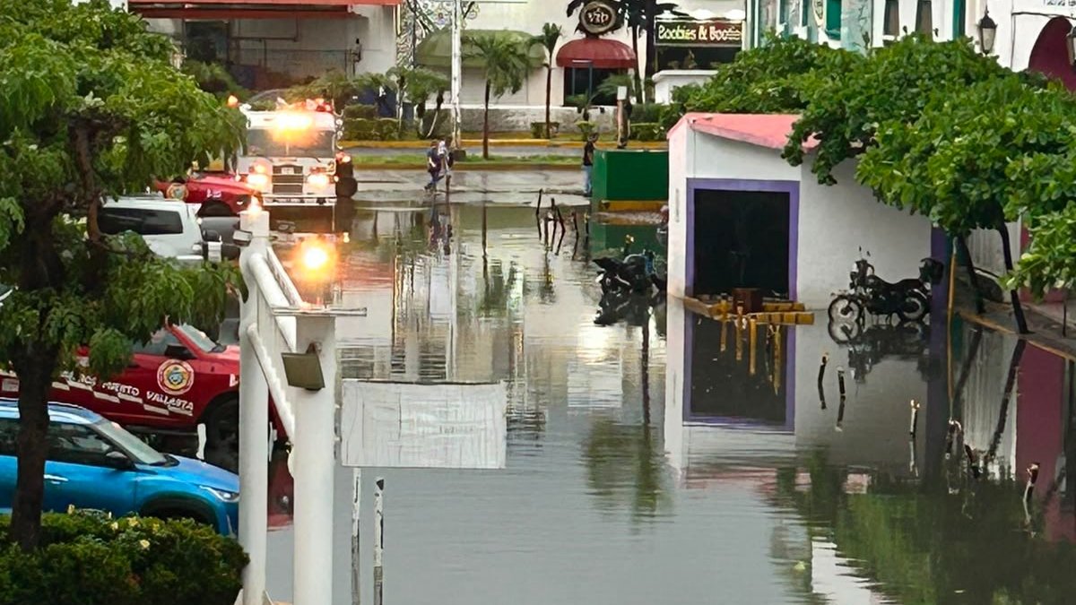 evacuaciones en zonas costeras de mazatlan ante huracan simon calles