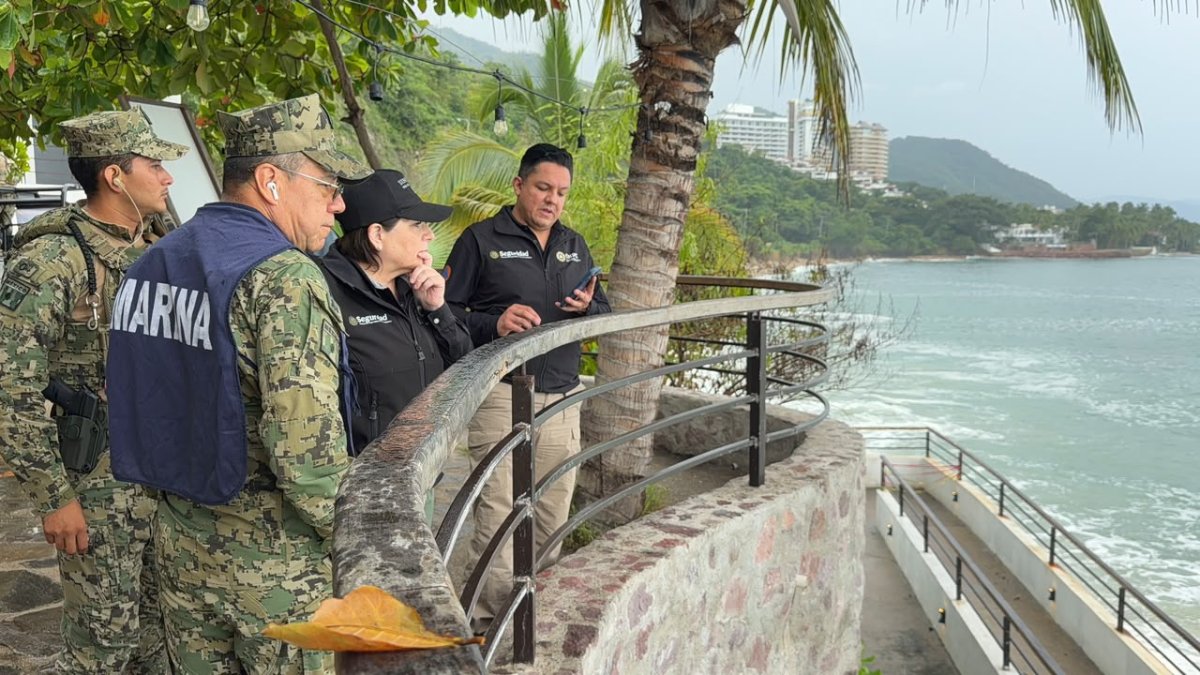 evacuaciones en zonas costeras de mazatlan ante huracan simon elementos