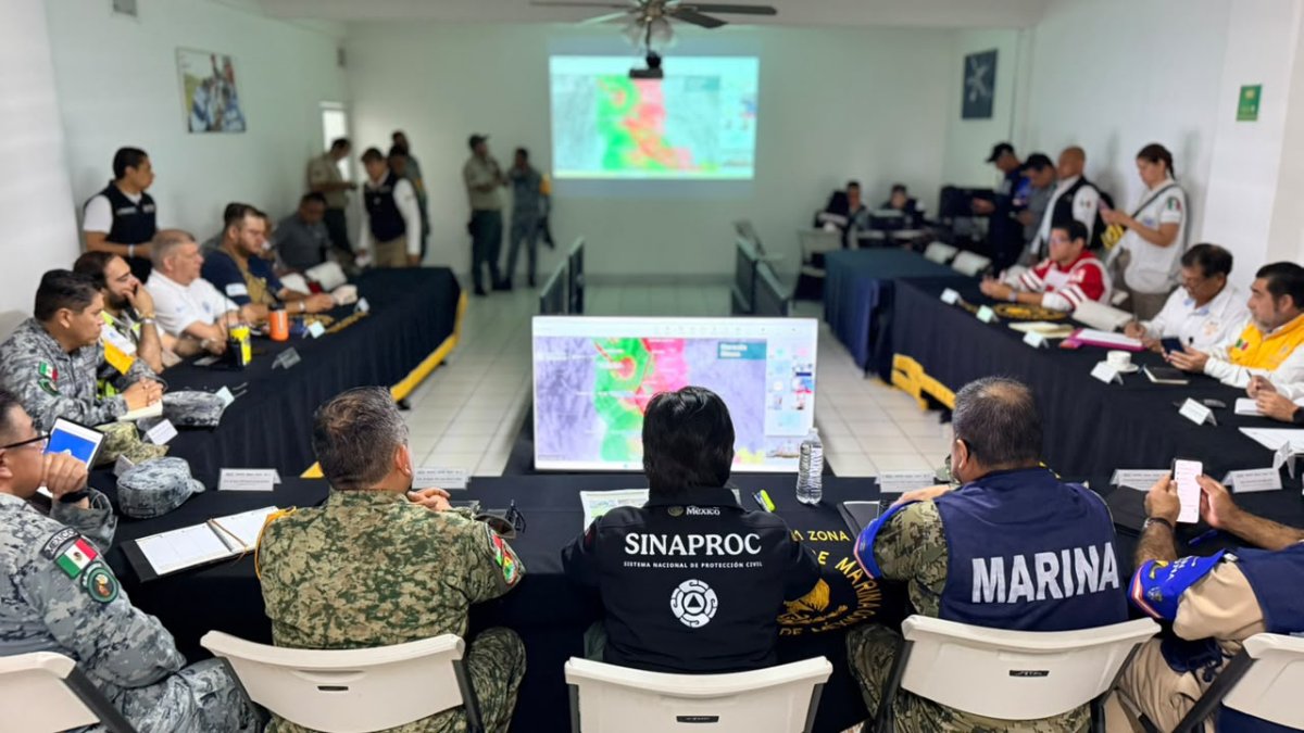 evacuaciones en zonas costeras de mazatlan ante huracan simon marina