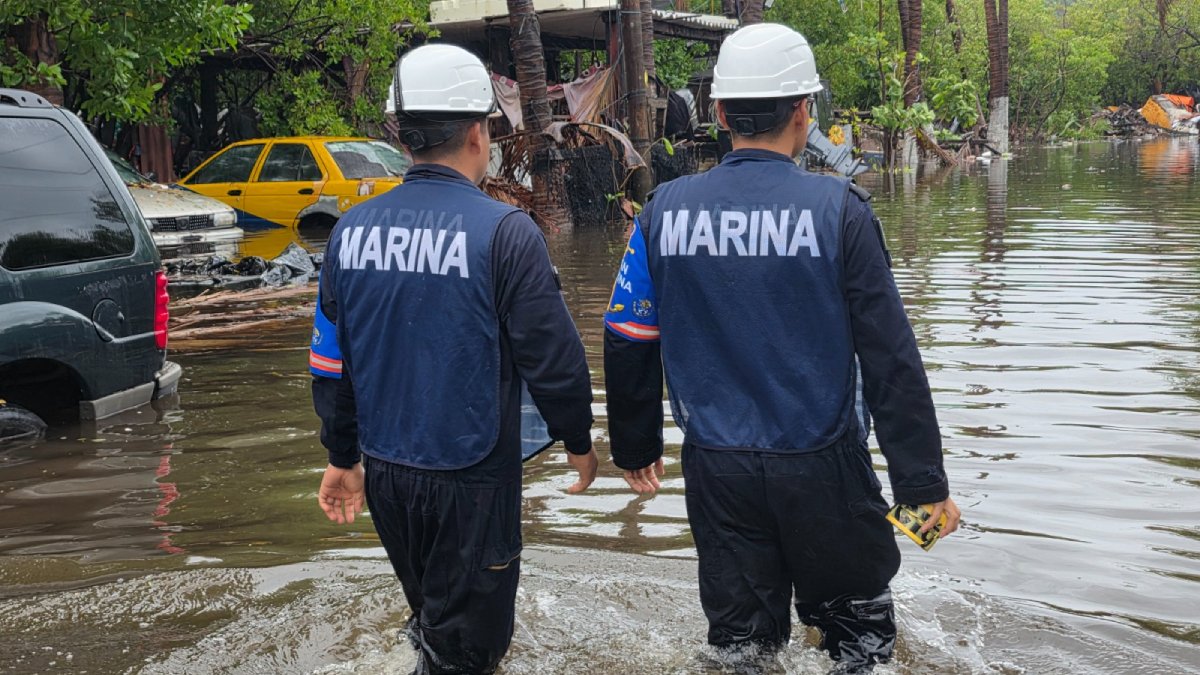 evacuaciones en zonas costeras de mazatlan ante huracan simon marinos