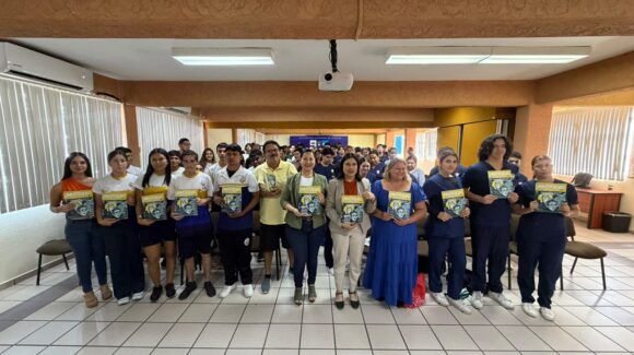UAS acerca la ciencia y la lectura a estudiantes de Mazatlán, Sinaloa con revista y libros gratis