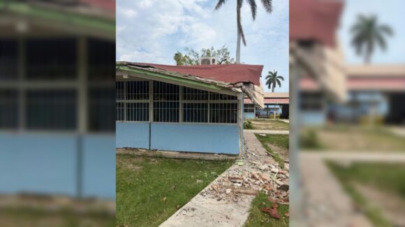 ¡Se les cayó parte del techo! Exigen atención en primaria de Batamote, Guasave