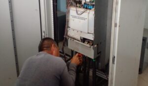 Falla eléctrica deja sin presión de agua a colonias de Mazatlán, Sinaloa; hay escurrimiento en la Clouthier