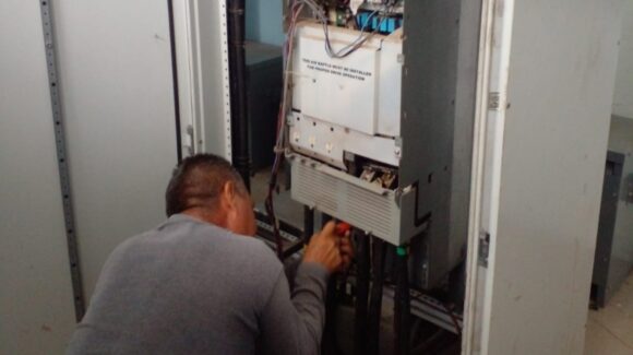 Falla eléctrica deja sin presión de agua a colonias de Mazatlán, Sinaloa; hay escurrimiento en la Clouthier