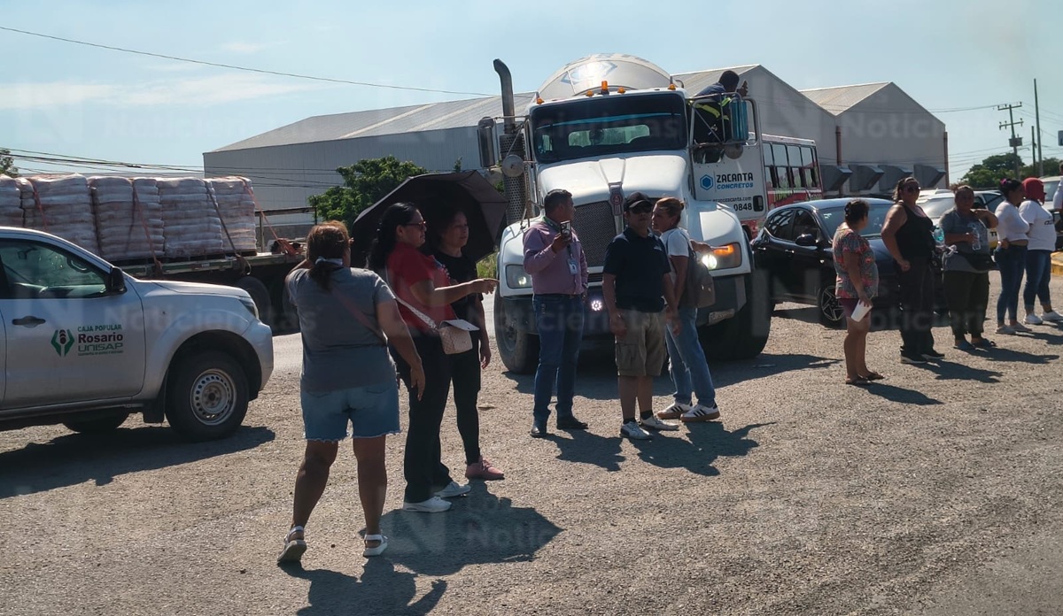 Familiares de reos del penal de El Castillo, en Mazatlán, bloquean la México 15