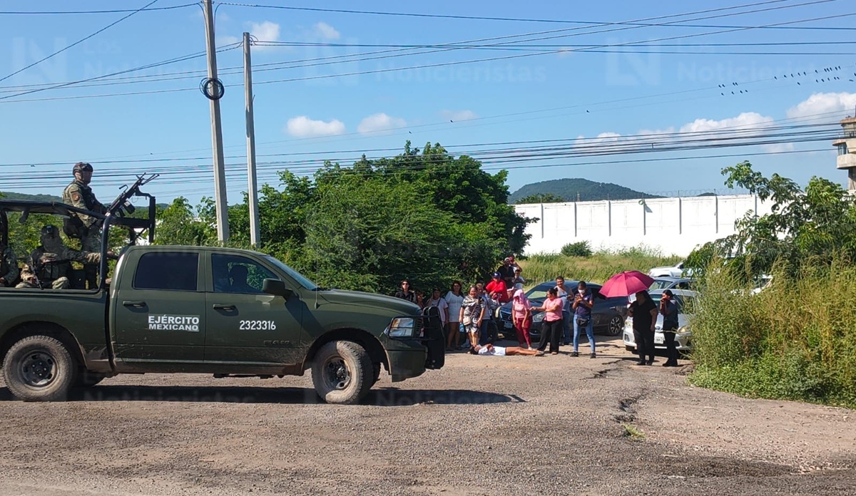 Familiares de reos del penal de El Castillo, en Mazatlán, bloquean la México 15