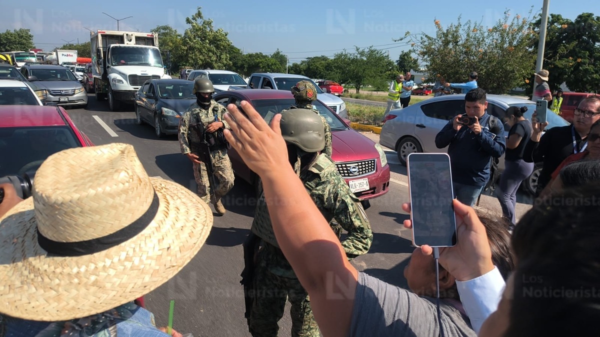 Familiares de reos del penal de El Castillo, en Mazatlán, bloquean la México 15