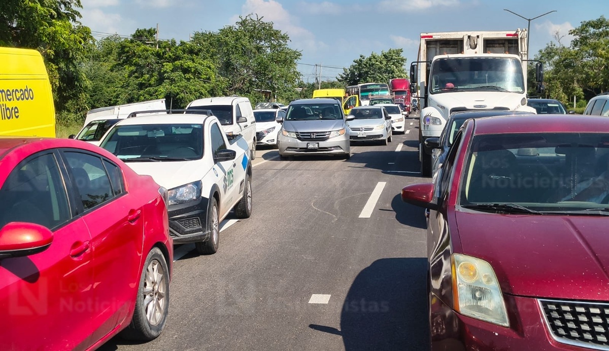 Familiares de reos del penal de El Castillo, en Mazatlán, bloquean la México 15