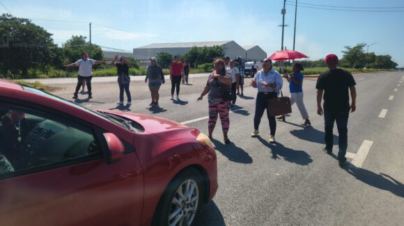 Familiares de internos del penal de Mazatlán, Sinaloa, bloquean carretera México 15; denuncian presuntas agresiones al interior
