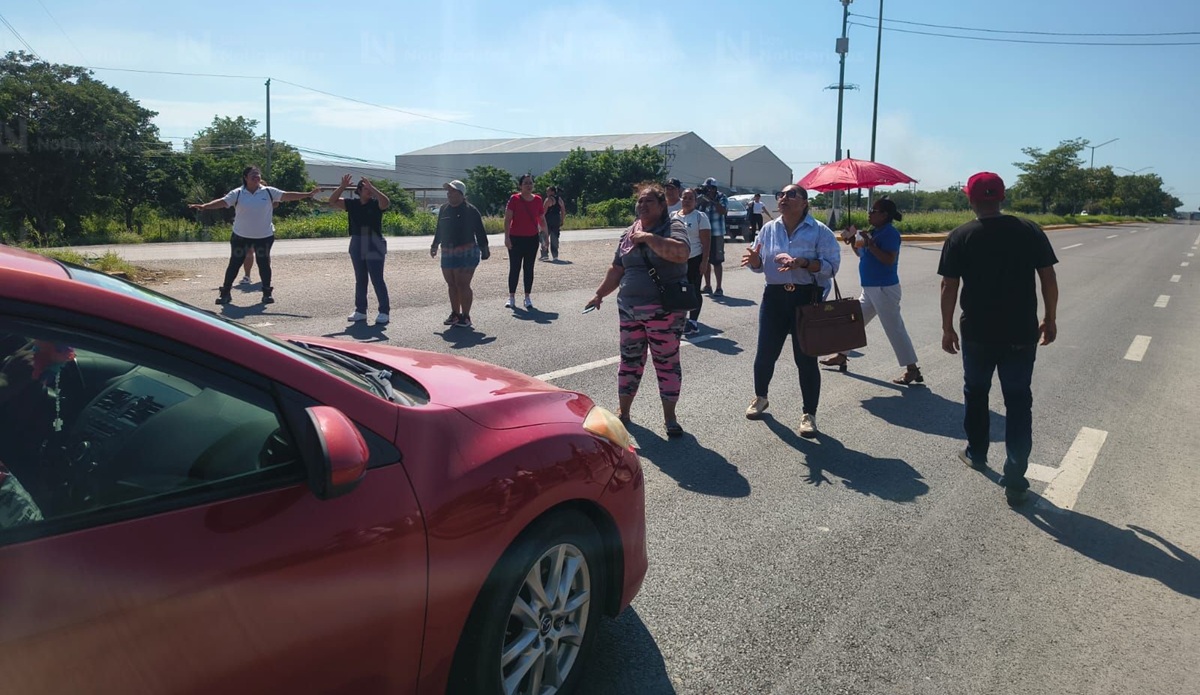 Familiares de reos del penal de El Castillo, en Mazatlán, bloquean la México 15