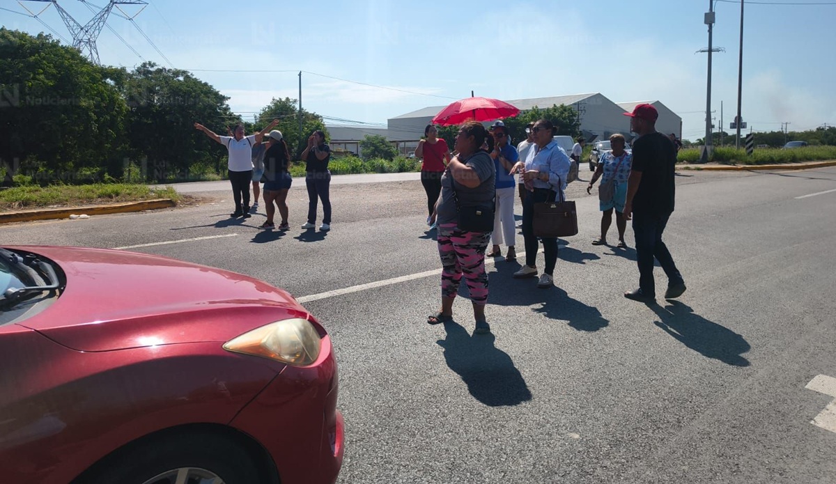 Familiares de reos del penal de El Castillo, en Mazatlán, bloquean la México 15
