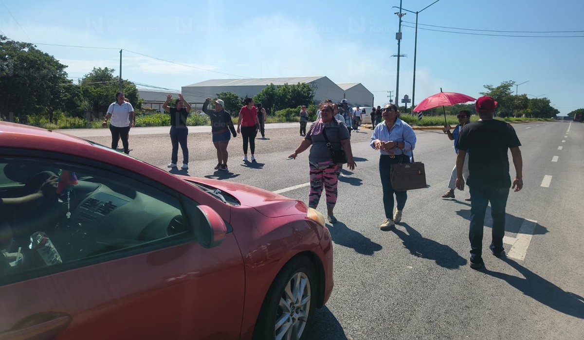 Familiares de reos del penal de El Castillo, en Mazatlán, bloquean la México 15