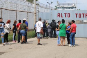 Familias afuera del penal de Mazatlán