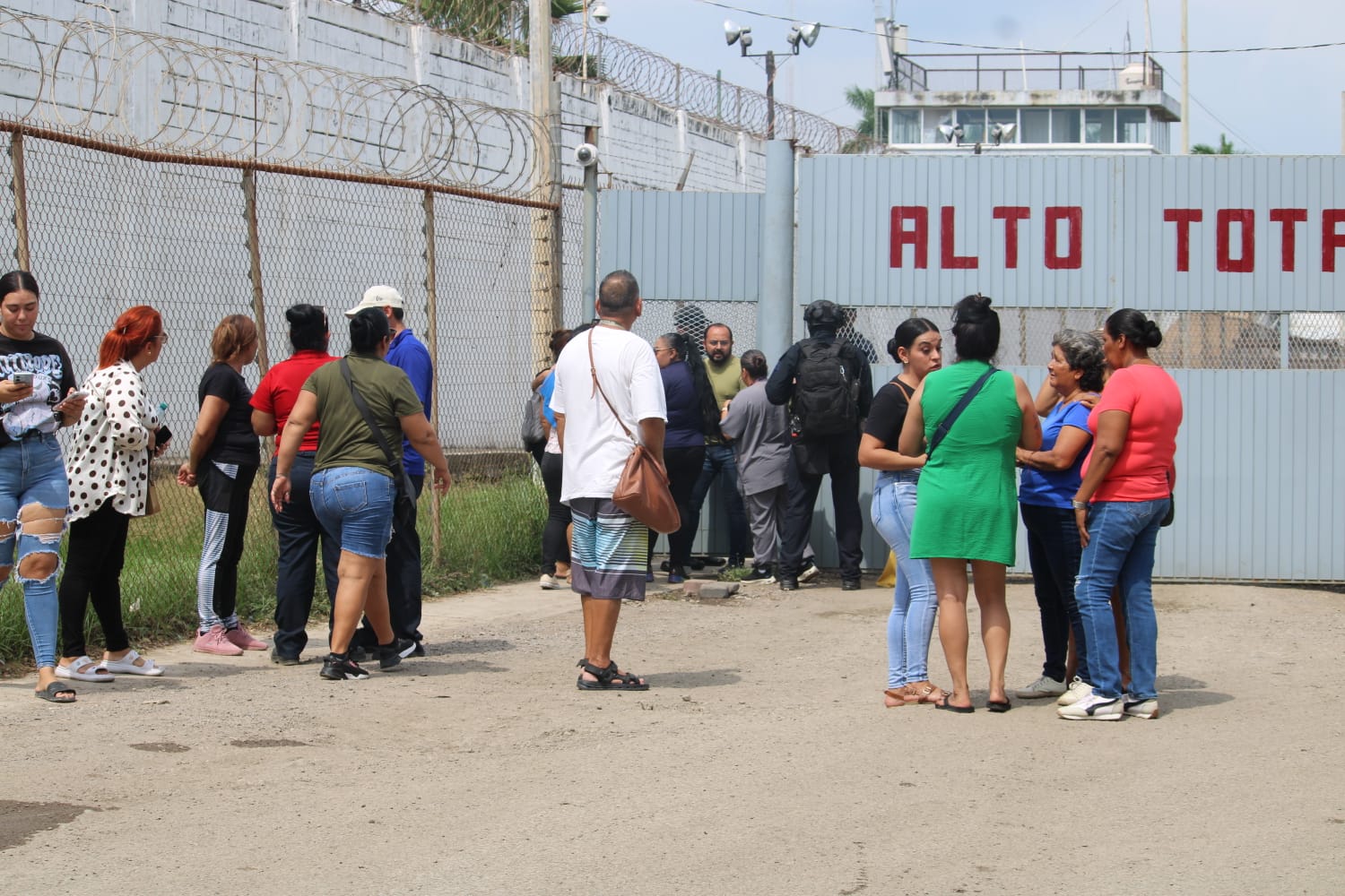 Familias afuera del penal de Mazatlán