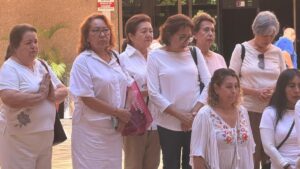 feligreses acuden a palacio de gobierno a pedir por el regreso del padre clemente mujeres