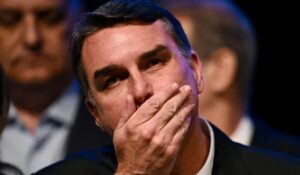 ¡Se va de Brasil! Tras derrota en las elecciones Flávio Bolsonaro viaja a EU; diputados piden ficha roja de Interpol