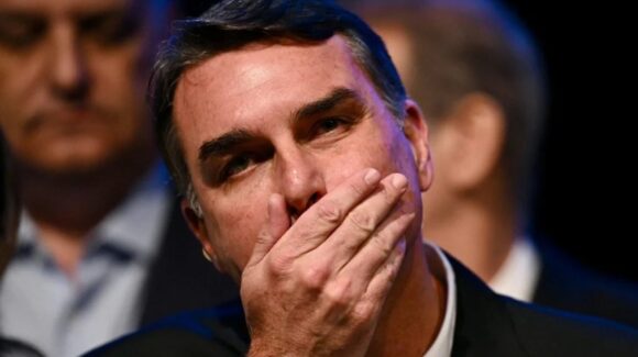 ¡Se va de Brasil! Tras derrota en las elecciones Flávio Bolsonaro viaja a EU; diputados piden ficha roja de Interpol