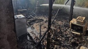 fuego arrasa con una vivienda en la colonia lopez vargas en juan jose rios casa
