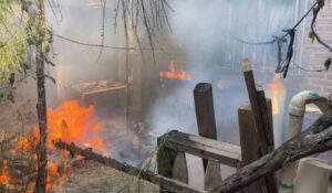Fuego arrasa con una vivienda en la colonia López Vargas, en Juan José Ríos, Sinaloa