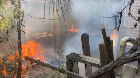 Fuego arrasa con una vivienda en la colonia López Vargas, en Juan José Ríos, Sinaloa