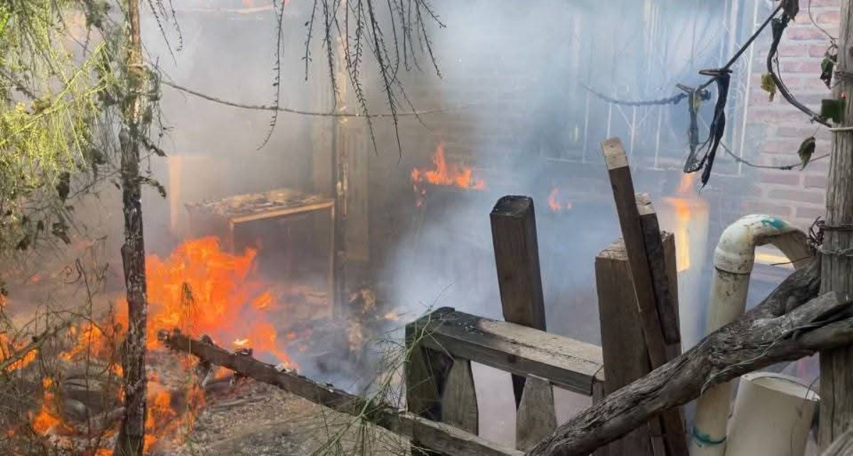 Fuego arrasa con una vivienda en la colonia López Vargas, en Juan José Ríos, Sinaloa
