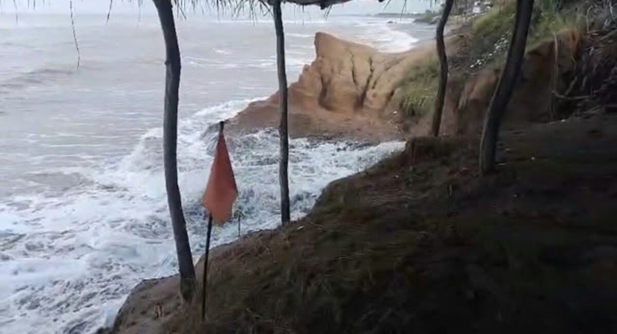 Oleaje pega duro en Celestino Gasca en Elota, Sinaloa; pescadores juntan embarcaciones y restaurantes paran labores