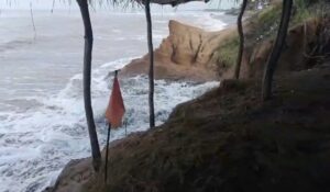 Oleaje pega duro en Celestino Gasca en Elota, Sinaloa; pescadores juntan embarcaciones y restaurantes paran labores