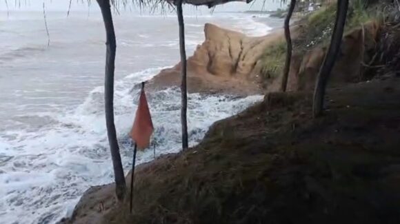 Oleaje pega duro en Celestino Gasca en Elota, Sinaloa; pescadores juntan embarcaciones y restaurantes paran labores
