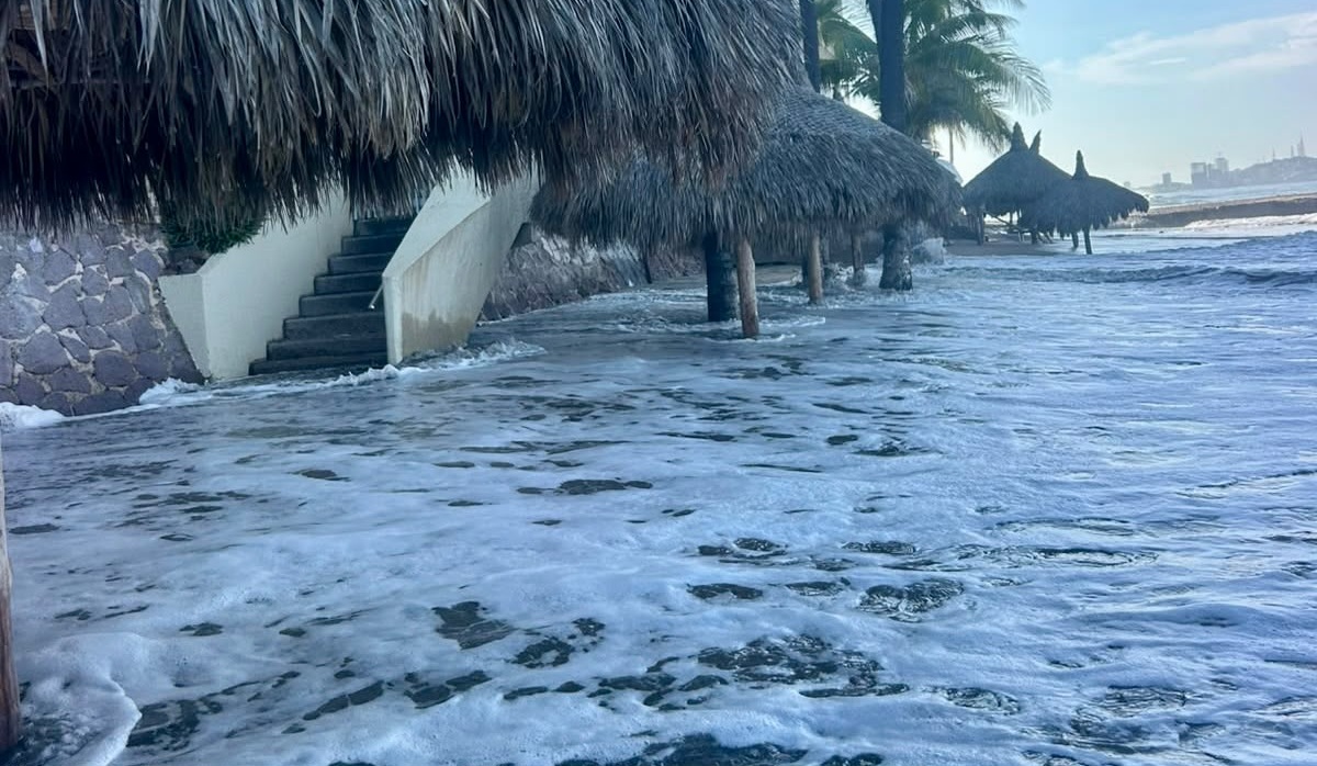 Fuerte oleaje alerta a hoteleros de Mazatlán