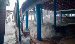 Fuerte oleaje obliga a reforzar vigilancia en las 34 zonas de playa de Mazatlán, Sinaloa