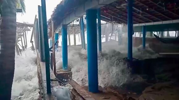 Fuerte oleaje obliga a reforzar vigilancia en las 34 zonas de playa de Mazatlán, Sinaloa
