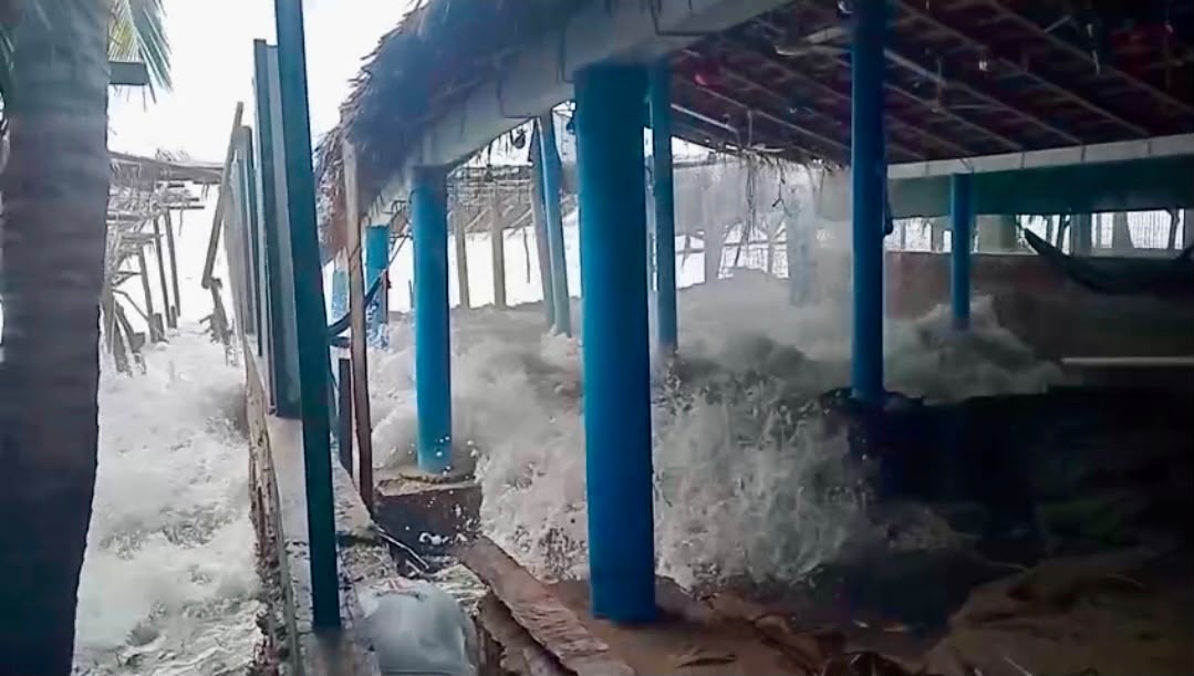Fuerte oleaje en Mazatlán
