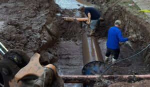 Fuga en tubería principal obliga a suspender el servicio de agua en Guamúchil, Sinaloa