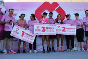 Norma Labrador, María Fernanda Zamudio y Mariana Villalpando, ganadoras de la categoría Femenil 5K