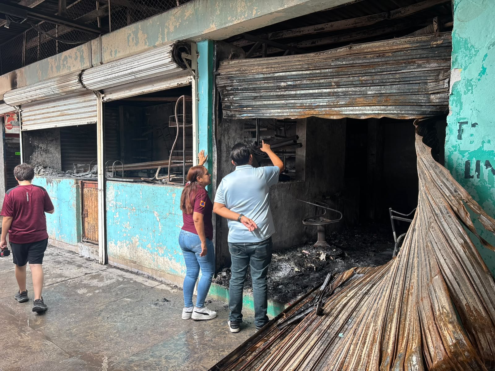 Gildardo Leyva acude al mercado de San Blas, en El Fuerte, tras incendio