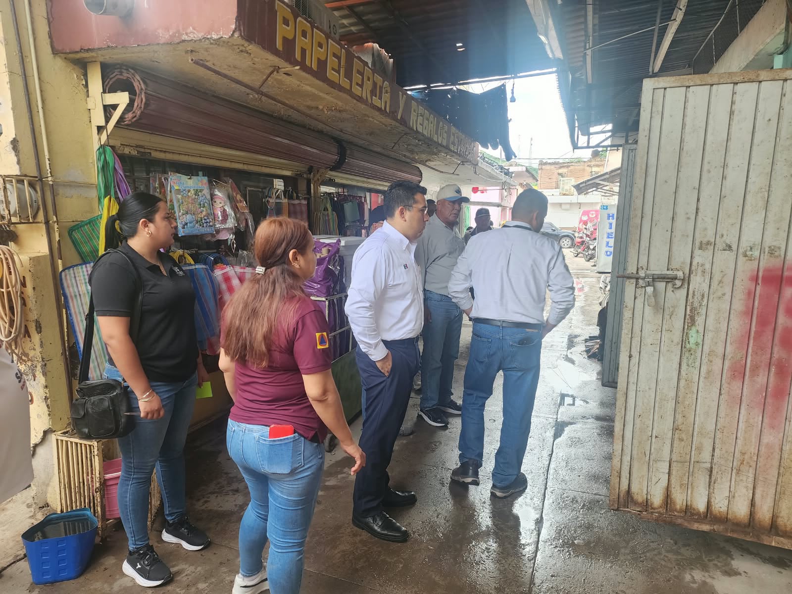 Gildardo Leyva acude al mercado de San Blas, en El Fuerte, tras incendio