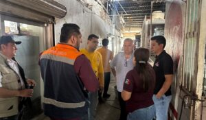 Recorre alcalde de El Fuerte el mercado de San Blas tras incendio; gestiona apoyo para locatarios afectados