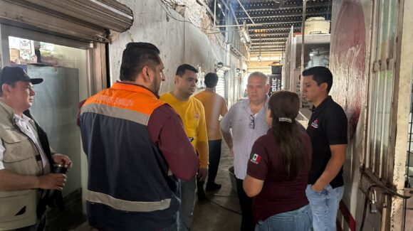 Recorre alcalde de El Fuerte el mercado de San Blas tras incendio; gestiona apoyo para locatarios afectados