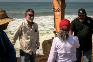 Autoridades en el tramo más afectado del Malecón de Mazatlán