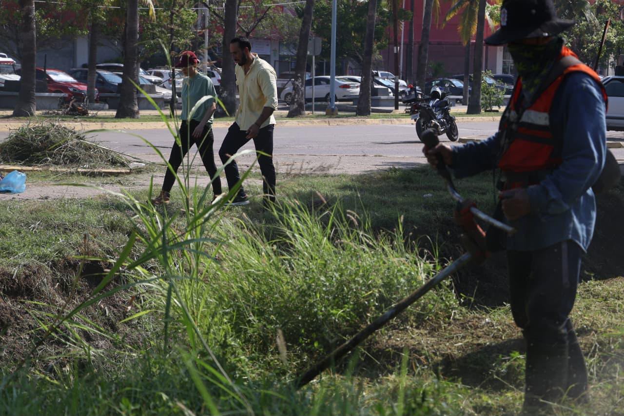 Gobierno de Mazatlán limpia canales pluviales
