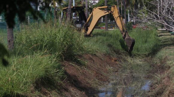 Suman 58 kilómetros de limpieza en canales pluviales de Mazatlán, Sinaloa, para prevenir inundaciones