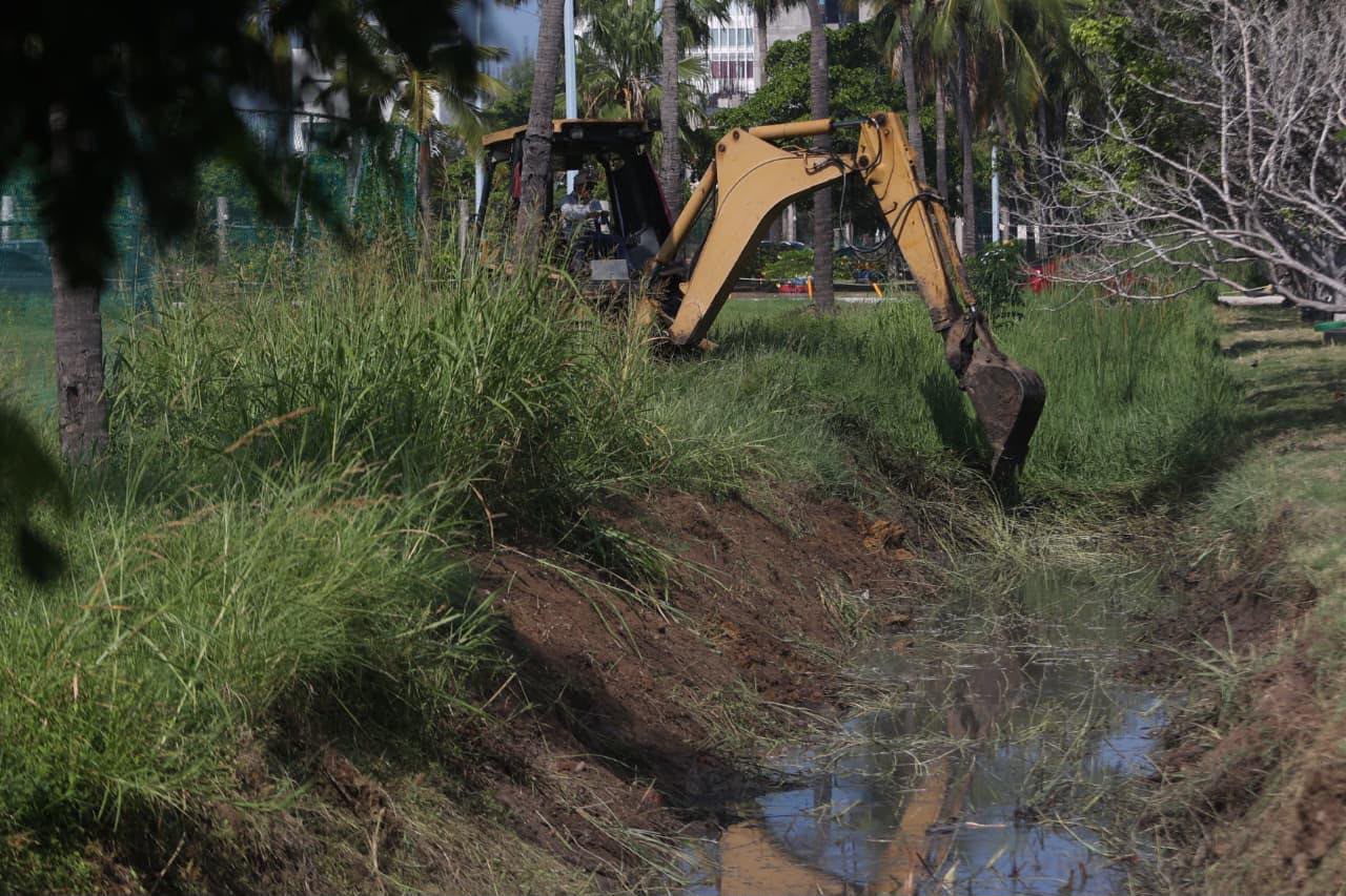 Gobierno de Mazatlán limpia canales pluviales