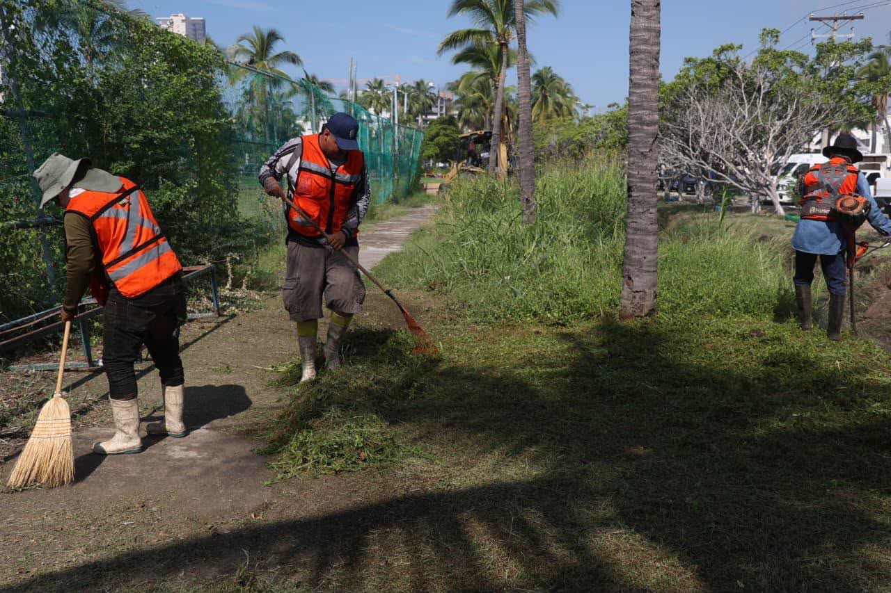 Gobierno de Mazatlán limpia canales pluviales