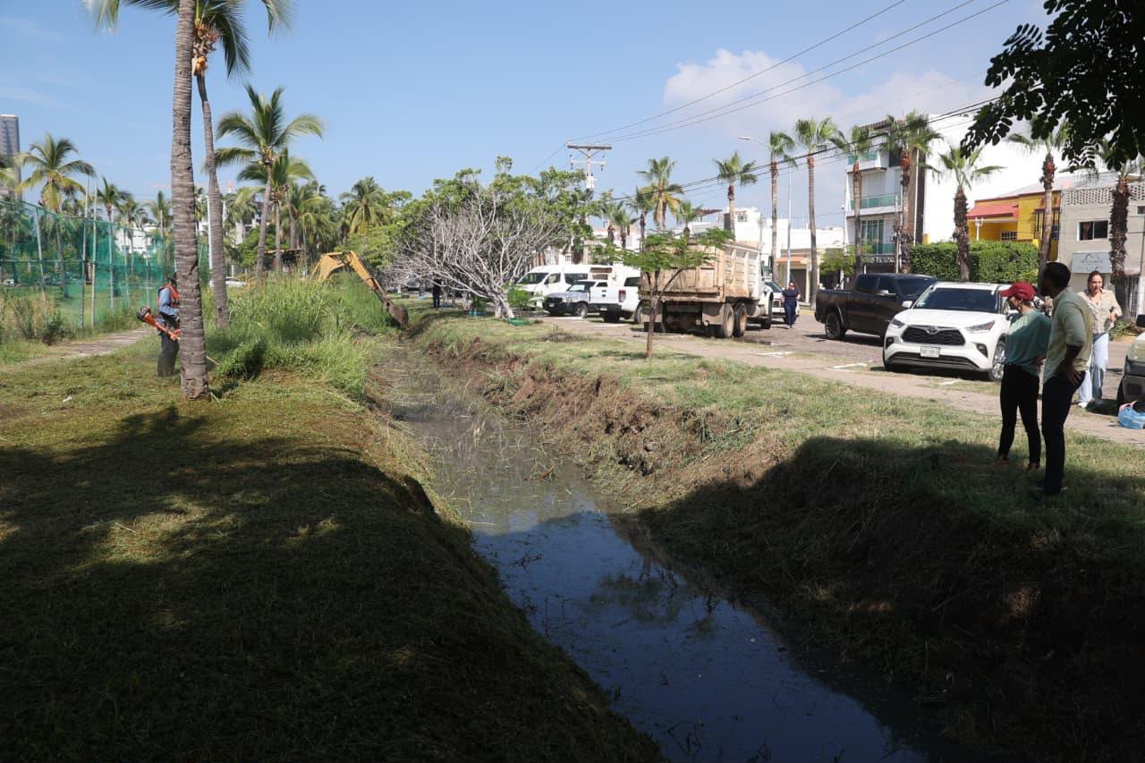 Gobierno de Mazatlán limpia canales pluviales